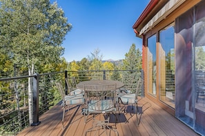 Outdoor dining - Cloud9 Retreat - 4 Bedroom Home w/ Hot Tub, Sauna, Fire Pit, Game Room w/ Bar (Black Hawk)