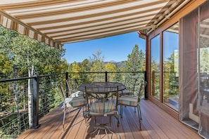 Outdoor dining - Cloud9 Retreat - 4 Bedroom Home w/ Hot Tub, Sauna, Fire Pit, Game Room w/ Bar (Black Hawk)