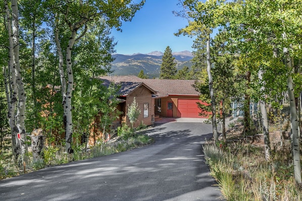 Exterior - Cloud9 Retreat - 4 Bedroom Home w/ Hot Tub, Sauna, Fire Pit, Game Room w/ Bar (Black Hawk)