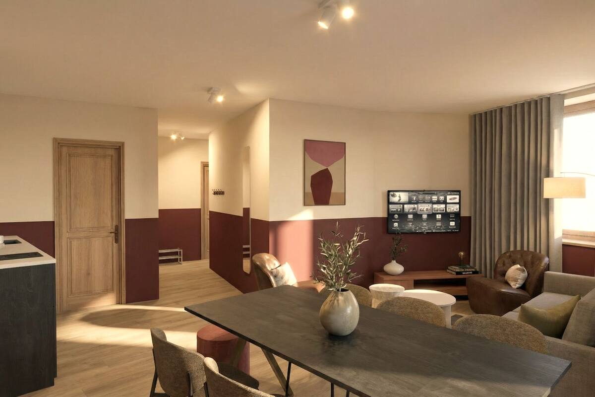 Una habitación de hotel moderna con zona de comedor, televisor de pantalla plana, ventana grande con cortinas y una puerta.