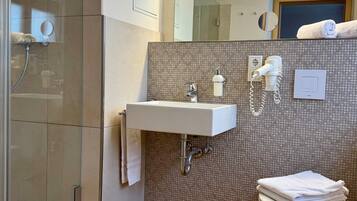 Economy Single Room | Bathroom | Shower, hair dryer, towels, soap