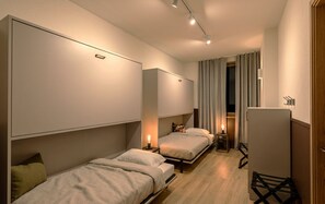 家庭公寓式客房, 2 间卧室, 城市景观 | 客房内保险箱、办公桌、笔记本电脑工作区、遮光窗帘