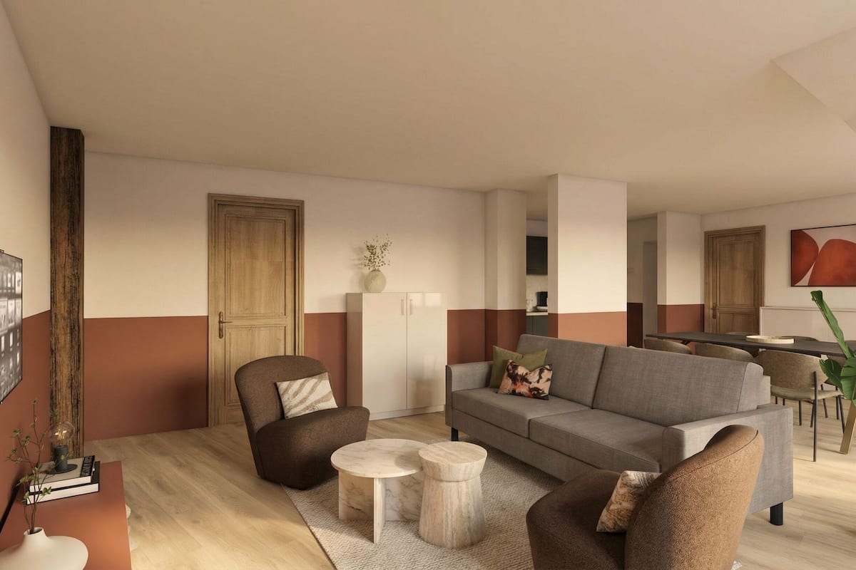 Una sala moderna con un sofá, sillones, una mesa de centro y un comedor al fondo.