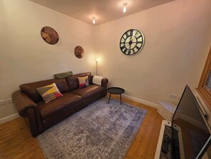 TV - Stylish 3BDR Home Steps from Leytonstone Tube (Greater London)