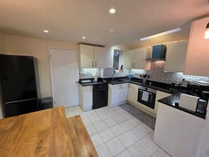 Fridge, microwave, oven, stovetop - Stylish 3BDR Home Steps from Leytonstone Tube (Greater London)