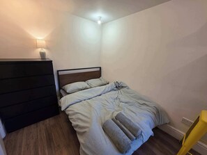 Iron/ironing board, Internet, bed sheets - Stylish 3BDR Home Steps from Leytonstone Tube (Greater London)