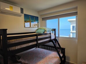 3 bedrooms, free WiFi, bed sheets, wheelchair access - Beachfront Retreat Playa Caracol, Steps to the Sand (Chame)
