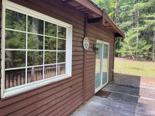 Soothing 2-bedroom cabin with AC in charming Bassett