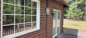 Soothing 2-bedroom cabin with AC in charming Bassett