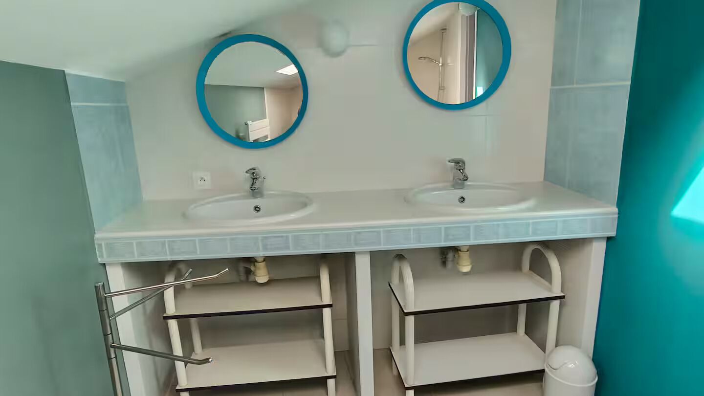 Douche, sèche-cheveux, serviettes fournies, papier toilette