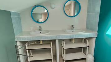 Douche, sèche-cheveux, serviettes fournies, papier toilette