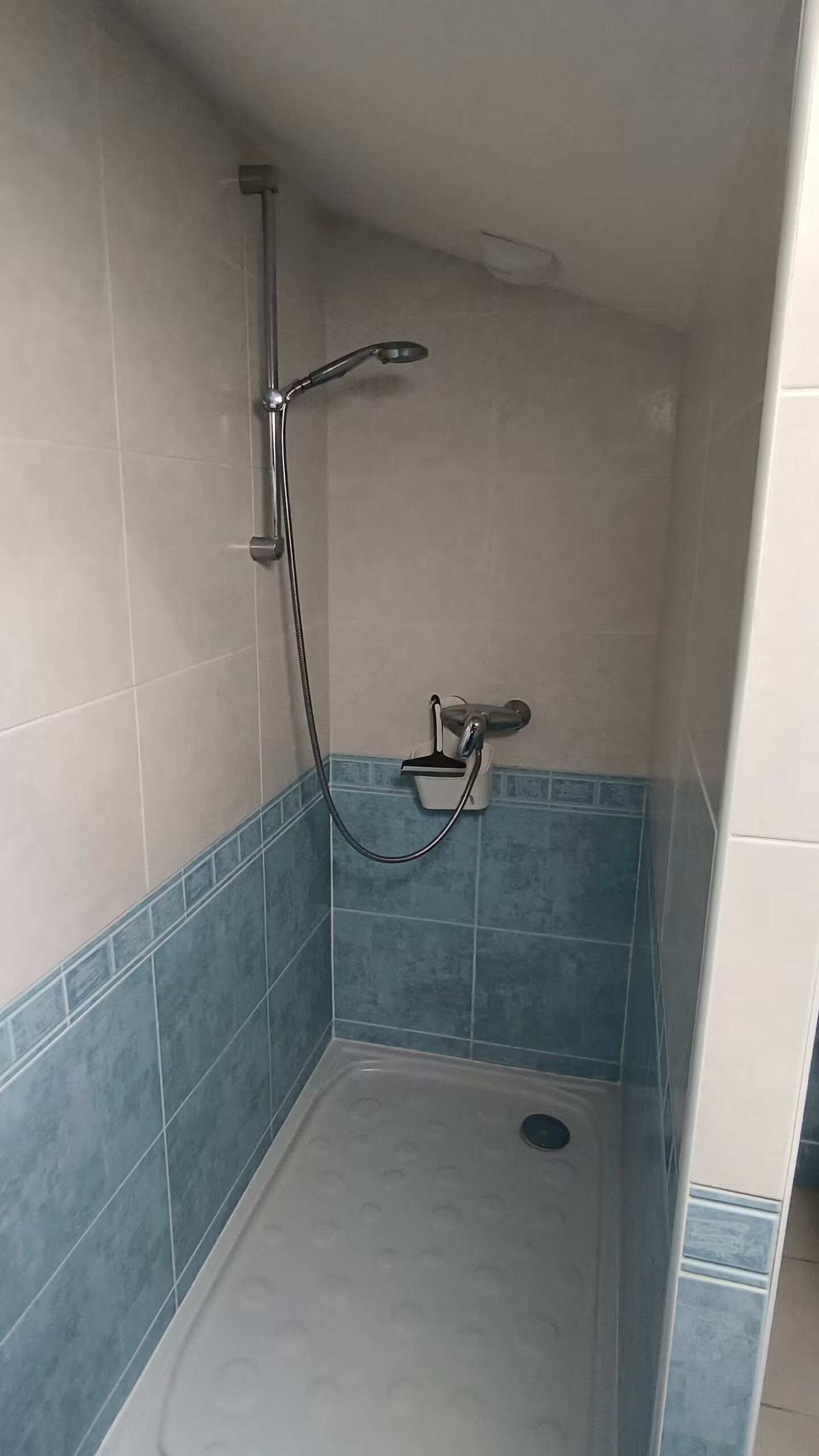 Douche, sèche-cheveux, serviettes fournies, papier toilette
