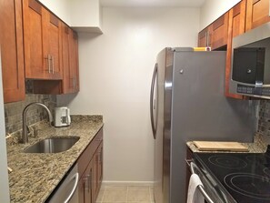 Private kitchen - Private 1 Br Capitol Hill East Apartment Near Metro (Washington)