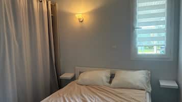 2 bedrooms, iron/ironing board, travel cot