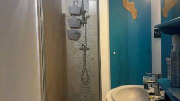 Een douche, een haardroger, zeep, shampoo