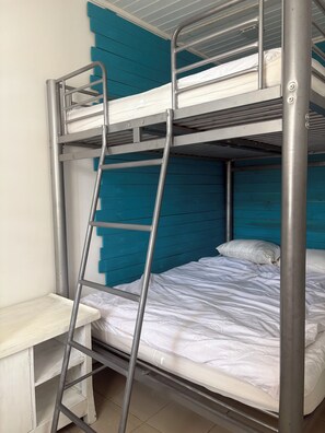 2 bedrooms, iron/ironing board, travel crib