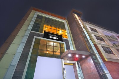 Townhouse Z Square Mall