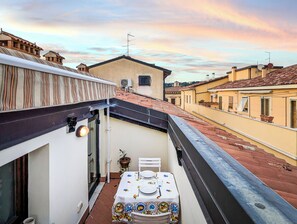 Outdoor dining - Casa Maffi Terrace and garage unit in the city centre (Verona)