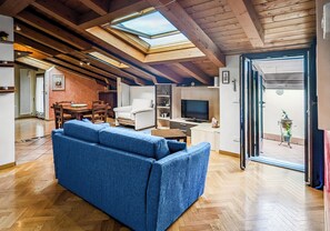 TV - Casa Maffi Terrace and garage unit in the city centre (Verona)
