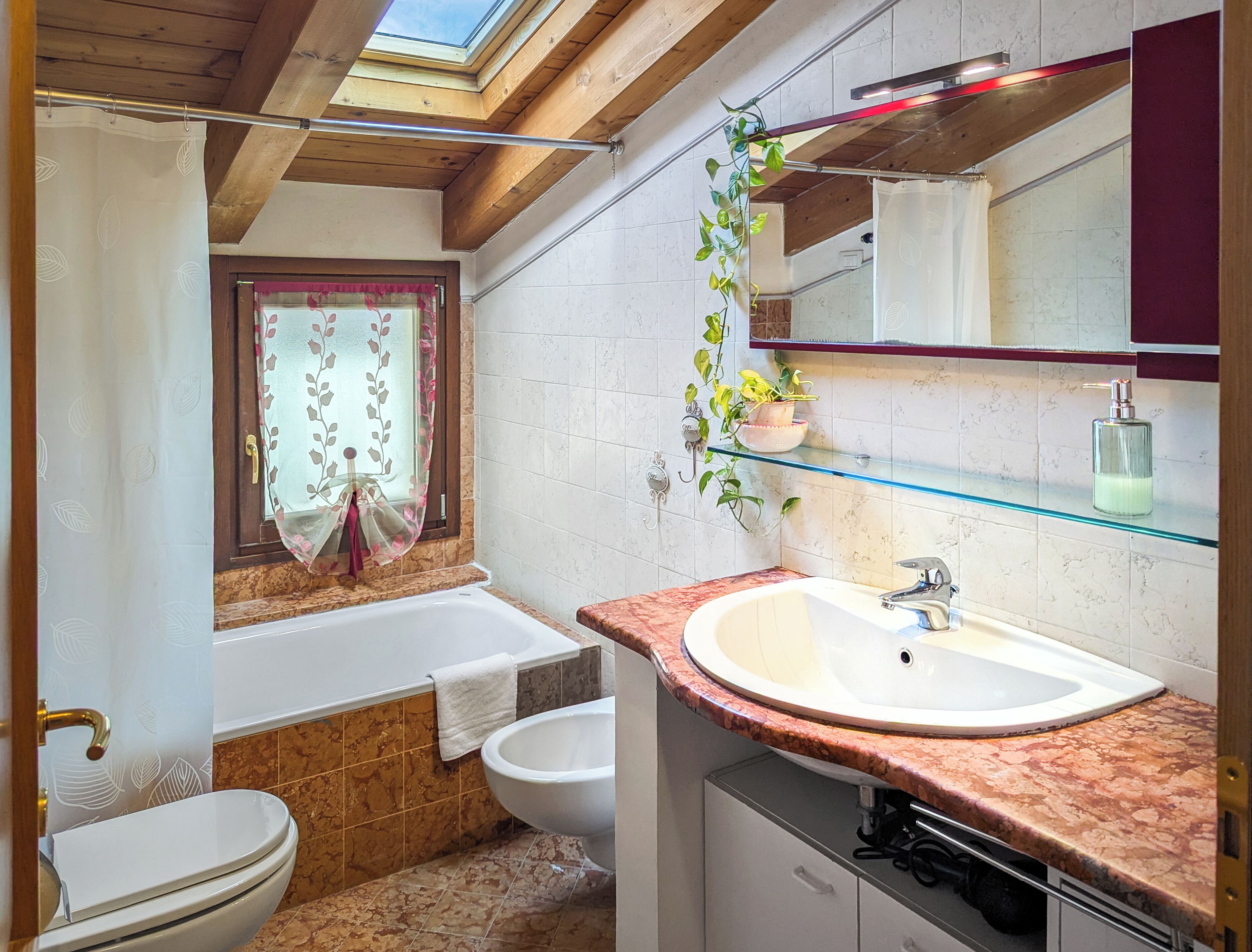 Een haardroger, een bidet, handdoeken, zeep