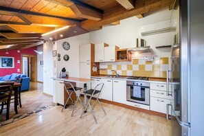 Fridge, microwave, oven, stovetop - Casa Maffi Terrace and garage unit in the city centre (Verona)