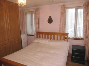 Iron/ironing board, WiFi, bed sheets