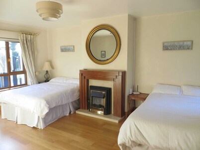 Fantastic bungalow in quiet rural setting close to Enniscorthy town. Sleeps 6.