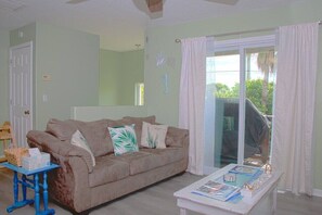 Living area - Pet-Friendly 3BR Beach Home – Paradise Park, Melbourne FL (Melbourne)