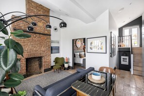 TV - Stylish and modern terrace flat in Queen’s Park - Pass the Keys (London)