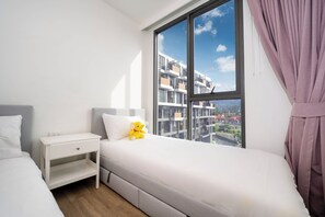 Tabla de planchar con plancha, wifi y ropa de cama 