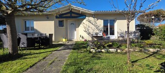 House with enclosed courtyard located 300m from the beach in the center of town.