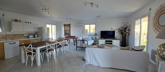 House with enclosed courtyard located 300m from the beach in the center of town.
