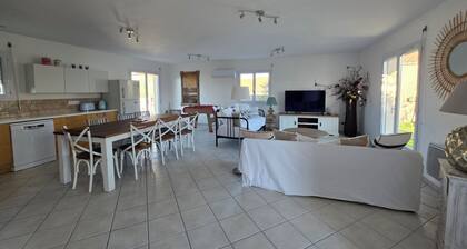 Maison avec cour fermée située à 300m de la plage et en plein centre.