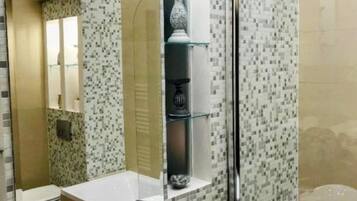 Haartrockner, Handtücher, Seife, Toilettenpapier