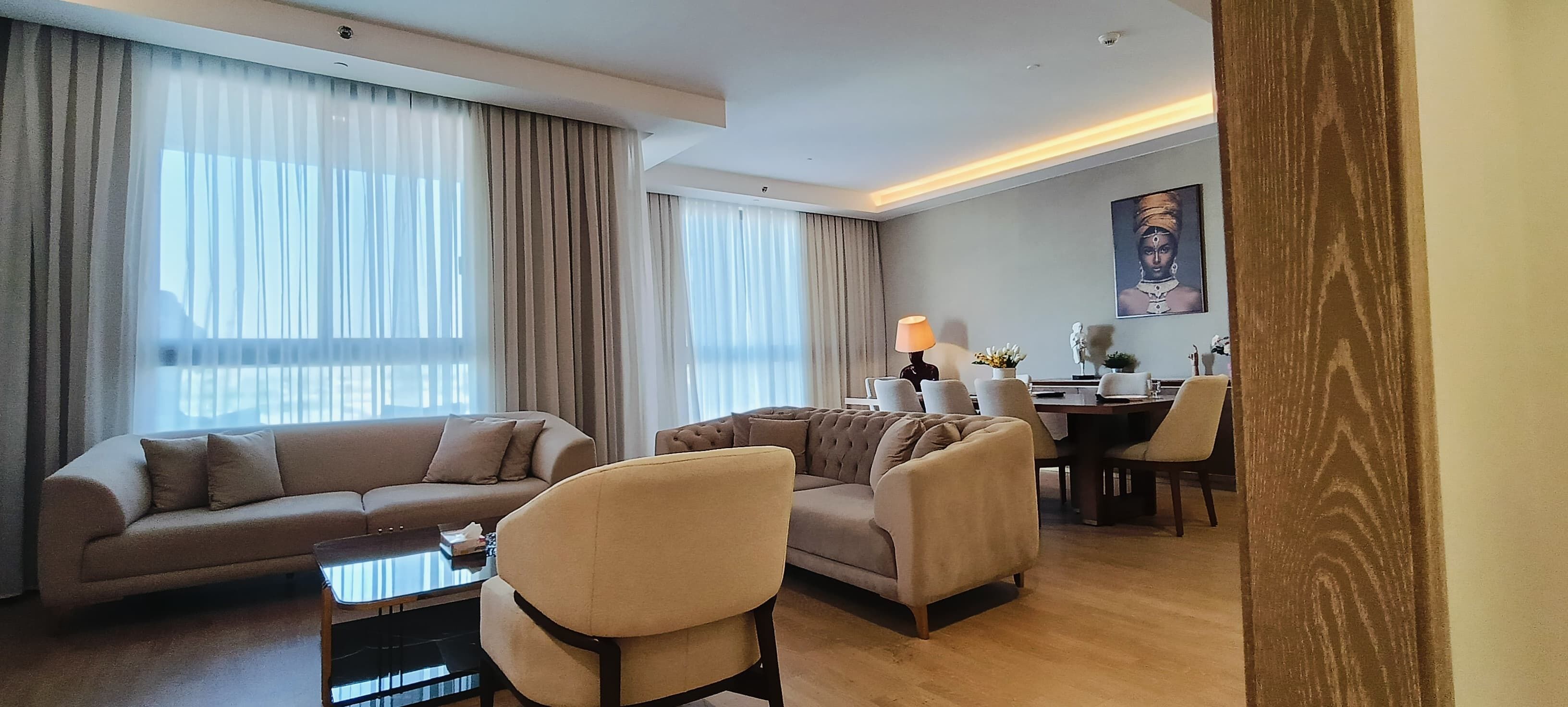 Căn hộ tiện nghi đơn giản, quang cảnh thành phố | Khu phòng khách