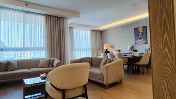 Căn hộ tiện nghi đơn giản, quang cảnh thành phố | Khu phòng khách