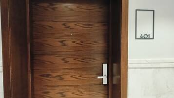 Căn hộ tiện nghi đơn giản, quang cảnh thành phố | Nội thất