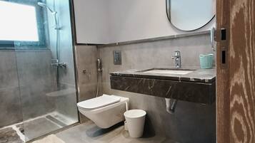Comfort Apartment, City View | Bathroom | Free toiletries, towels, soap, shampoo