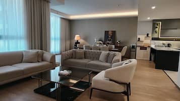 Căn hộ tiện nghi đơn giản, quang cảnh thành phố | Khu phòng khách