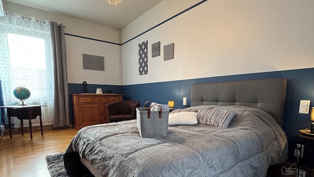 A bedroom with a bed, a desk, a globe, and a dresser. - Charming house 3 suites/terrace/garden 6 persons (Moulins)