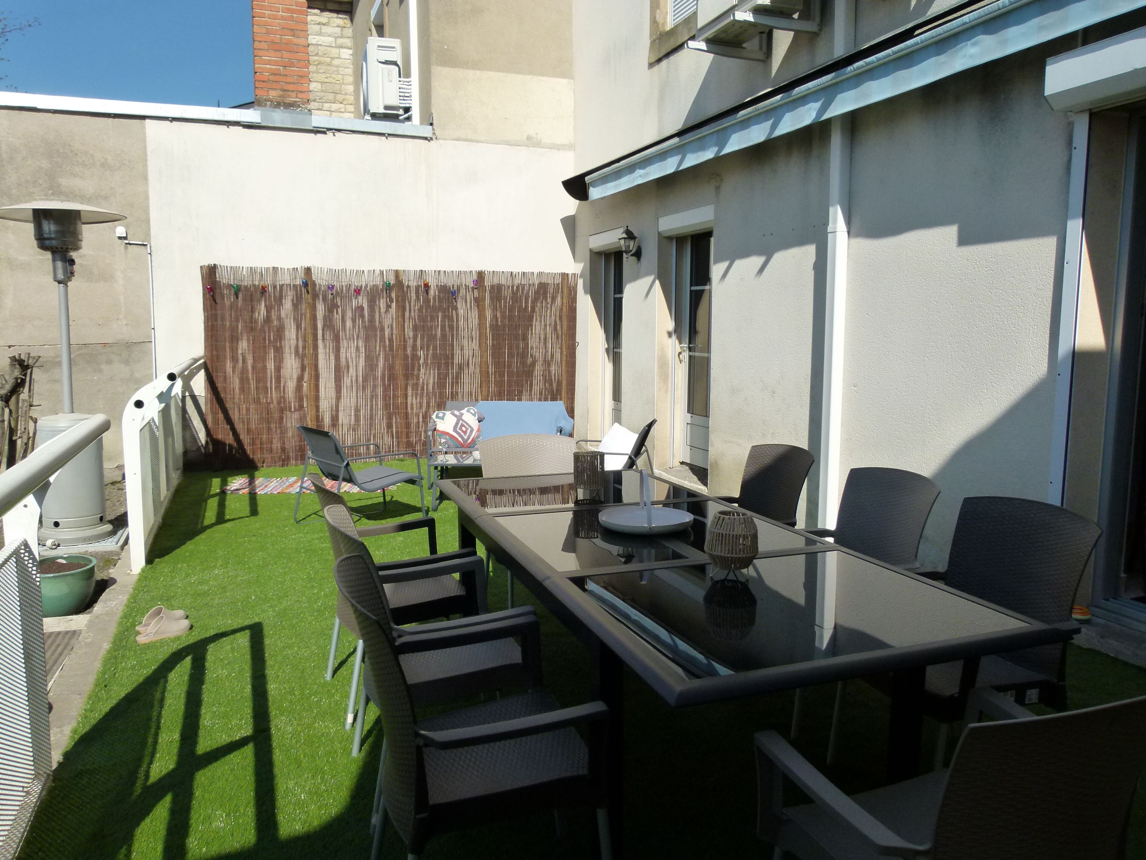 屋外ダイニングエリア