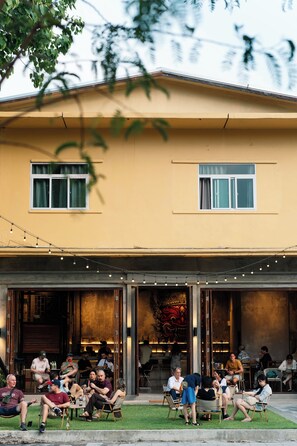 Outdoor dining - Kosin House (Bangkok)