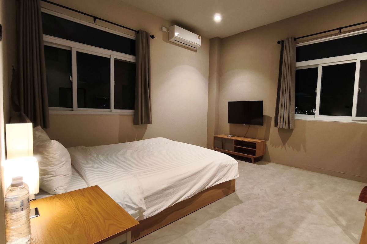 Deluxe Room, 1 King Bed | WiFi (free), bed sheets
