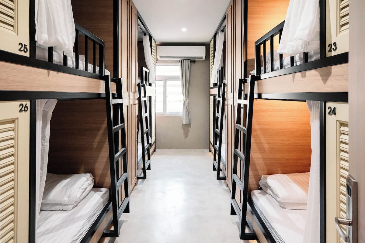 Shared Dormitory, Men only