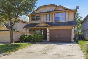 Exterior - Spacious 5-bedroom house in tranquil Austin with hot tub (Austin)
