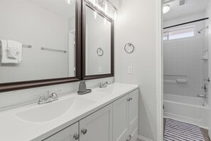 Shower, hair dryer, towels, soap - Spacious 5-bedroom house in tranquil Austin with hot tub (Austin)