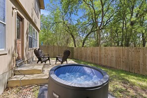 Terrace/patio - Spacious 5-bedroom house in tranquil Austin with hot tub (Austin)