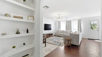 Smart TV, futbolito y tenis de mesa