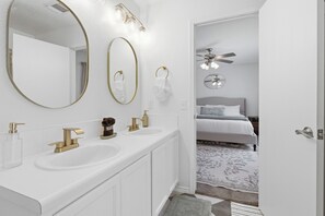 Bathroom - Spacious 5-bedroom house in tranquil Austin with hot tub (Austin)