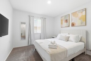5 bedrooms, iron/ironing board, free WiFi, bed sheets - Spacious 5-bedroom house in tranquil Austin with hot tub (Austin)